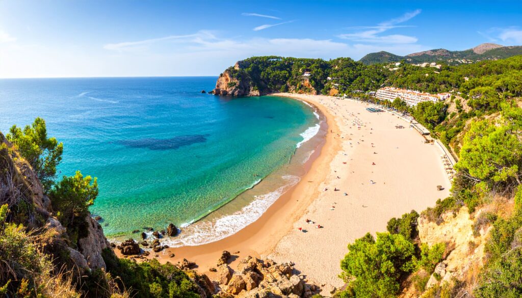 Spanien – Strandurlaub: ruhige Mittelmeerbucht mit feinem Sand und klaren, türkisblauen Uferzone